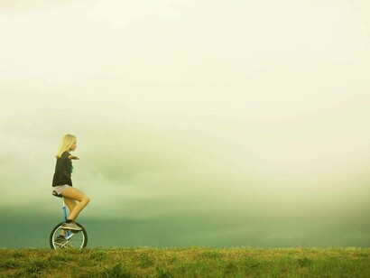 Ragazza in equilibrio su un monociclo: "Per restare in equilibrio bisogna comprendere i principi dell’armonia, quelli della buona proporzione e del buon senso (che non è il senso comune)..."