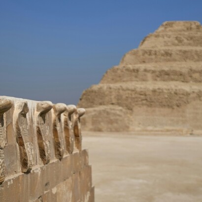 Questa straordinaria struttura, progettata da Imhotep, segna l'inizio dell'architettura monumentale egizia. Situata a Saqqara, rappresenta il primo esempio di piramide a gradoni, simbolo dell'ascesa spirituale del faraone
