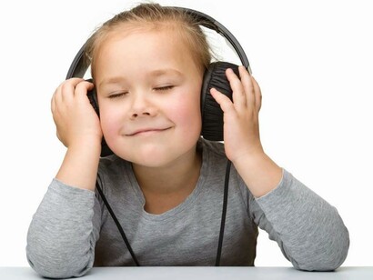 Niño escuchando música
