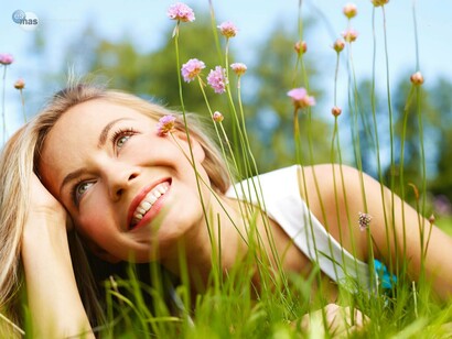 Una chica sonríe en el campo
