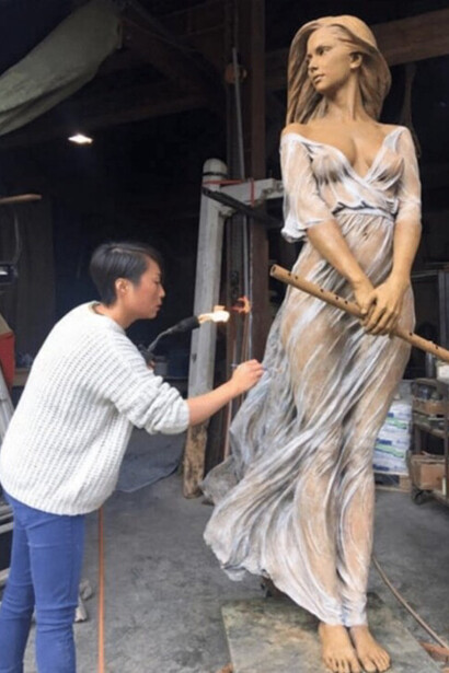 Artista figurativa con fuertes influencias del Renacimiento y del Barroco europeo