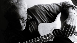 Michael Stillwater è stato un cantautore, regista, compositore ed educatore statunitense che per decenni ha esplorato il ruolo della musica come strumento di crescita personale, guarigione e connessione tra le persone