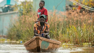 Nos últimos 42 anos, o país registou 15 secas, 20 inundações severas e 28 ciclones tropicais, configurando um padrão crescente de desastres naturais intensificados pelas mudanças climáticas. O ciclone Idai, ocorrido em março de 2019, representou um marco trágico na história recente do país, causando 501 mortes, 1.523 feridos e afectando mais de 1,85 milhão de pessoas, sendo considerado o desastre natural mais destrutivo na África subsariana contemporânea