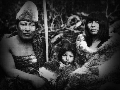 Los Selk'nam u onas: pueblo amerindio. Originalmente eran nómadas terrestres, cazadores y recolectores