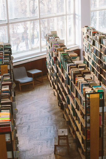 Biblioteca em que se pode encontrar a obra Admirável Mundo Novo, de Aldous Huxley