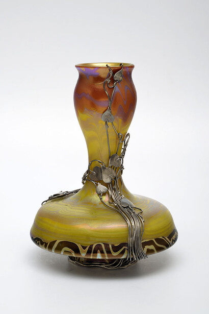Glass factory Joh. Loetz, Vase with tin frame, 1898–1907. Courtesy of Museum für Kunst und Gewerbe Hamburg