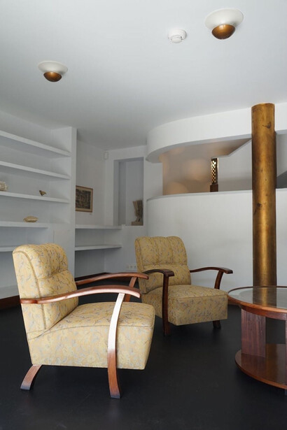 The living room of Julio Vilamajó’s house showcases a harmonious blend of modernist design and classic elegance, with its clean lines and expansive space reflecting the architectural vision of early 20th-century Uruguay
