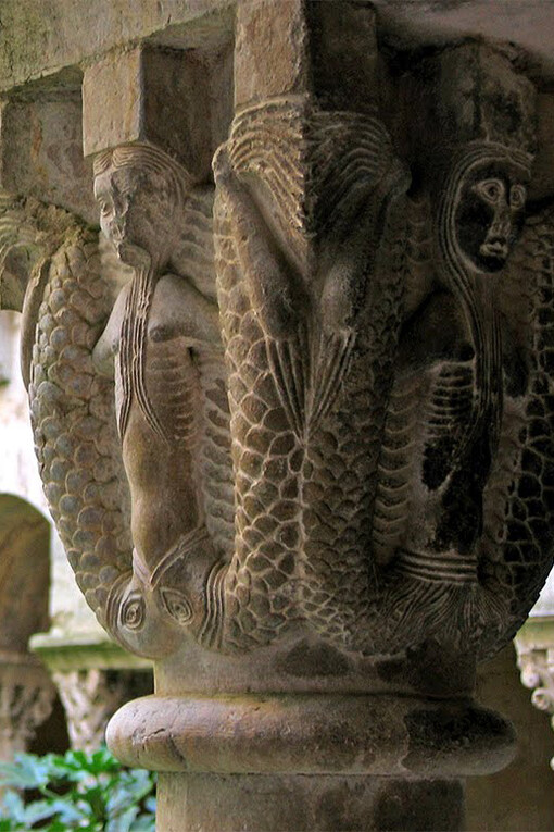 Dettaglio di un capitello raffigurante sirene. Sant Pere de Galligants