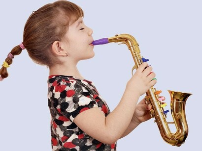 Niña tocando el saxofón