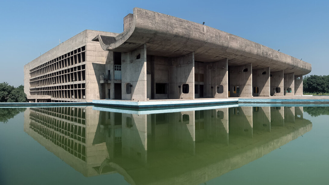 Le Corbusier (Charles-Édouard Jeanneret,1887-1965),Palacio de la Asamblea Chandigarh. "La arquitectura es una cuestión de arte, un fenómeno de emociones, que queda al margen y más allá de construcción misma. El propósito de la construcción es mantener las cosas juntas y el de la arquitectura es deleitarnos”