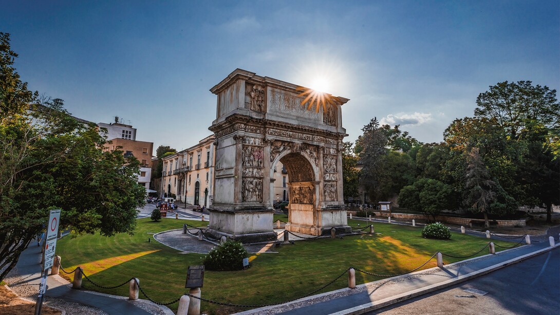 L'Arco di Traiano a Benevento, eretto nel 114 d.C., è uno dei monumenti romani meglio conservati e fu costruito per celebrare le vittorie dell'imperatore Traiano, Benevento