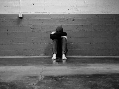 Anche se sono trascorsi alcuni anni, non dimentichiamo che la chiusura in casa e l’impedimento di qualsiasi attività relazionale e sociale, il blocco nel contatto con la natura, l’impedimento di praticare attività fisica e di scaricare la naturale spinta aggressiva, ha provocato dei danni di cui porteremo le conseguenze ancora per anni