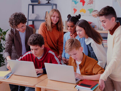 A group of students collaborates on understanding the differences between human needs and artificial intelligence's limitations, discussing how the human brain integrates physiological and emotional responses