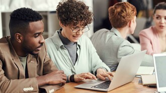 A auditoria cumpre um papel essencial na garantia da imparcialidade das demonstrações financeiras e na prevenção de fraudes corporativas. No contexto moçambicano, no entanto, a efetividade da auditoria tem sido seriamente comprometida por fragilidades institucionais, défices na governança corporativa e a ocorrência de escândalos financeiros de grande impacto, como os casos das chamadas "dívidas ocultas" revelados em 2016. Este artigo analisa criticamente a eficácia da auditoria como mecanismo de prevenção de fraudes em empresas moçambicanas, com foco nos desafios estruturais do sistema de auditoria, na qualidade da governança corporativa e na lição aprendida com escândalos recentes. Através de uma revisão metódica da literatura, pesquisa de relatórios de auditoria, documentos governamentais e estudos de caso, o artigo demonstra que, apesar do quadro legal existente, a independência dos auditores, a capacidade regulatória e a transparência contábil permanecem seriamente comprometidas