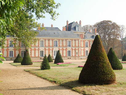 Château de Tournelay, Nueil-les-Aubiers en France. Ces bâtiments forment un témoignage fabuleux de ce qu’était la vie d’un domaine au 19ème siècle