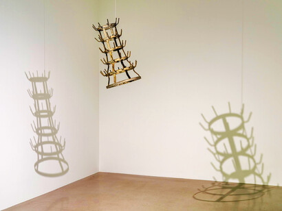 Porte-bouteilles, Marcel Duchamp. En bon objet « déjà tout fait », l'oeuvre ne présente plus aucune trace de la main de l’artiste, mais il fait basculer le débat du « beau » vers des questions philosophiques, sur l’œuvre d’art et la place de son créateur