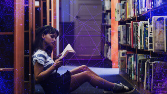 Una giovane ragazza siede sul pavimento di una biblioteca, assorta in un libro, con motivi geometrici e numeri luminosi sovrapposti intorno a lei, che suggeriscono una combinazione di conoscenza e pensiero astratto