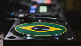 Foi só na adolescência, se me lembro bem, que essa fissura pela cultura americanoide começou a ser questionada – talvez nem seja essa a palavra, pois não houve questionamento, mas para primeiros efeitos vamos deixar assim. E, pasme, a mudança veio de nada mais, nada menos que da minha descoberta pelo gênero musical que segue sendo, hoje ainda, um dos meus queridinhos: o funk