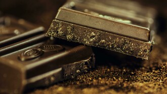 Chocolate não é só sobremesa, é presente, é lanche, é pós treino, é durante a entrega daquele projeto que você já não consegue entender mais porque seus argumentos já estão todos ali, mas você quer investir mais e aí pega um café, quebra um pedaço de chocolate, abre um vinho e novamente traz o chocolate; ele é um companheiro que a gente ama, amazing
