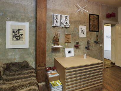 Ursula Sax, Unuhren und Frühe Werke (Unclocks and Early works), exhibition view. Courtesy of Semjon Contemporary