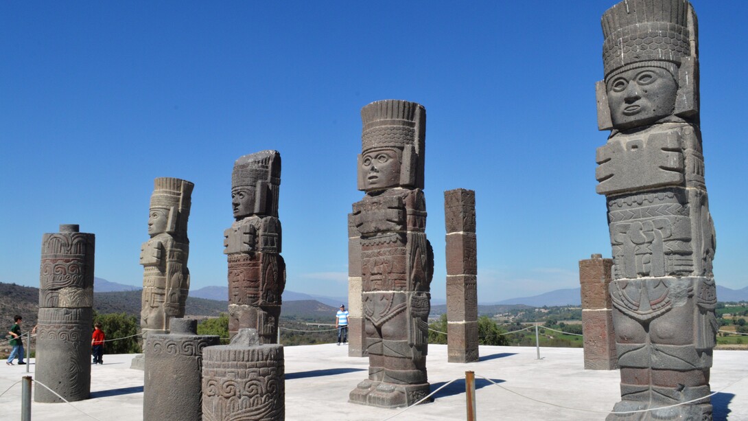 Telamones, Tula, México. O sucesso do livro levou à produção de um documentário homônimo, lançado em 1970 e baseado nas ideias apresentadas por von Däniken