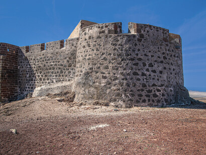 Ubicado en el centro de la ciudad, sobre el monte Benacantil, mole rocosa de 167 m de altitud lindante con el mar, lo que le confería un enorme valor estratégico ya que desde la misma se divisa toda la bahía de Alicante y sus alrededores terrestres, Alicante, España