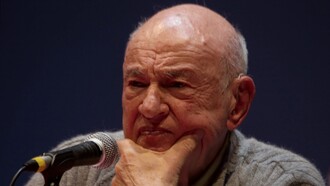 Edgar Morin ha dedicato la sua vita a dimostrare che la realtà non può essere compresa attraverso spiegazioni semplici, ma richiede un pensiero capace di coglierne la complessità. Edgar Morin al Forum Libération 2008. Foto di David Monniaux