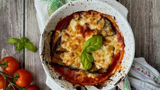 La parmigiana di melanzane nasce nel Sud Italia come piatto estivo di stratificazione, probabilmente tra Settecento e Ottocento, con origini contese e un nome ancora oggi discusso tra “parmiciana” siciliana e Parmigiano