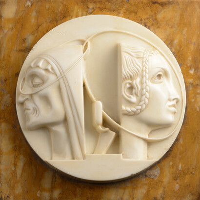 Adolfo Wildt, Médaille pour le concours du plan d'urbanisme de Milan (Medaglia per il concorso del piano regolatore di Milano), 1927, Marbre sur plaque en onyx, 32, 5 x 6,3 cm (prof.), plaque en onyx : 40 x 40 x 8,3 cm (prof.), Collection privée
© Photo Atelier de l'Imagier