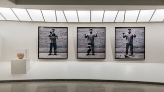 “Dropping a Han Dynasty Urn” de Ai Weiwei. Onde facilmente e com livre-arbítrio destrói objetos de valor sentimental e patrimonial ao seu país, objetos esses, com mais idade do que jamais a ciência nos poderá proporcionar