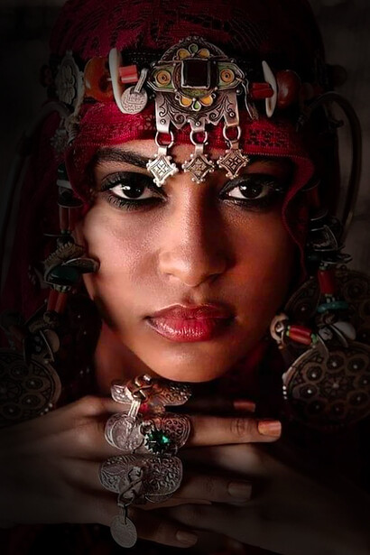 Femme amazighe. Gardiennes d’un patrimoine civilisationnel inestimable, elles sont connues pour leur force, leur bravoure et leur attachement à leur liberté