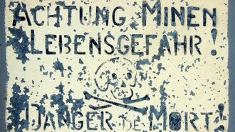L’umanità avanza su un campo minato dove ogni passo incerto rischia di far esplodere nuove guerre, nuove fratture, nuove ombre