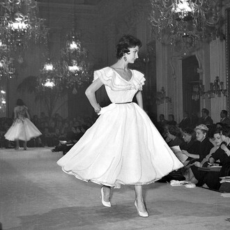 1955_1929: Gennaio 1955, Abiti da cocktail in passerella alla Sala Bianca, Palazzo Pitti © Archivio Foto Locchi.