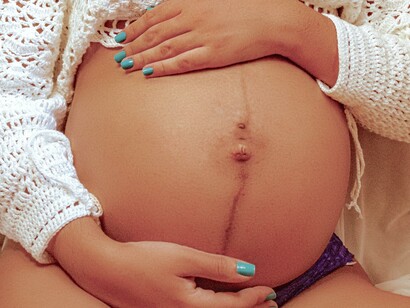 Mãe grávida mostra sua barriga