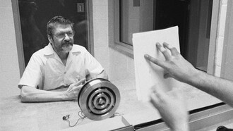 Theodore John Kaczynski, mais conhecido como Ted Kaczynski ou Unabomber, é um dos nomes mais perturbadores e controversos do final do século XX. Matemático brilhante, isolacionista radical e autor de uma campanha de terrorismo doméstico que paralisou partes dos Estados Unidos por quase duas décadas, sua vida e obra continuam a gerar debates intensos — sobretudo porque seu manifesto anti-tecnologia, embora escrito nos anos 1990, ecoa em preocupações do mundo contemporâneo sobre tecnologia, alienação e crise social