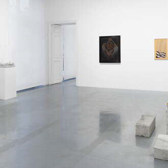 Artistes variés, Un siècle d'échecs, vue d'exposition. Avec l'aimable autorisation de Perrotin