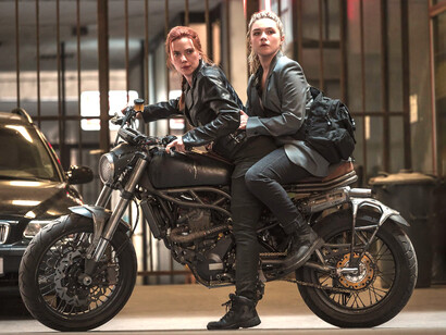 Scarlett Johansson y Florence Pugh en "Viuda Negra" (2021). El personaje homónimo es un ejemplo de male gaze actual