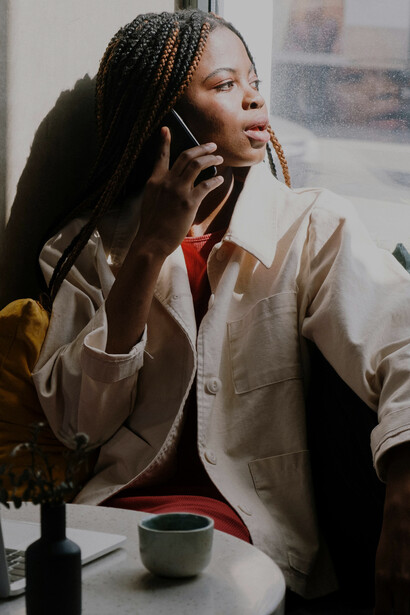 A linguagem em ação: uma mulher fala ao telefone, ilustrando como as interações linguísticas moldam as relações sociais, conforme analisado por Bourdieu, sociólogo renomado