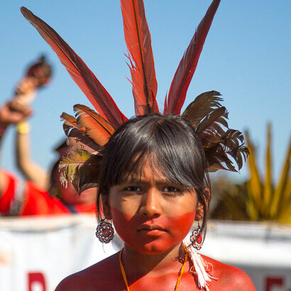 Registro de uma criança na Primeira Marcha das Mulheres Indígenas realizada em Brasília, no ano de 2019. Fotografia de Katie Maehler