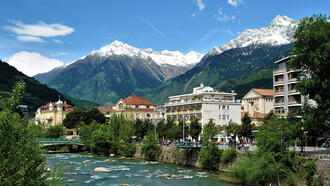 Meran, die zweitgrößte Stadt Südtirols. Bild: Merans Stadt; Hotels und Brücke über die Passer