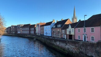 Il fiume Wensum scorre placido attraversando la cittadina di Norwich. Foto di Flavius Roversi