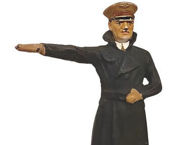Goebbels, ministro de propaganda nazi, había entendido la influencia de la industria juguetera en el núcleo familiar, y lo primero que hizo cuando accedió Hitler al poder fue eliminar las sociedades de paz y ligas de mujeres contra todos los juguetes militares