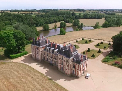 Château de Tournelay, Nueil-les-Aubiers en France. Autour de cette demeure se trouve un parc de 35 hectares dont 20 hectares de bois © Dron'attitude