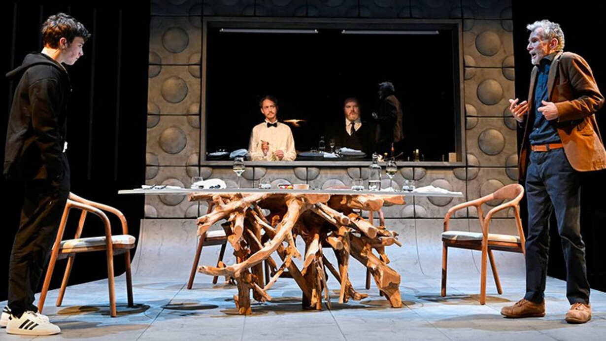 The dinner. Courtesy of the Deutsches Theater