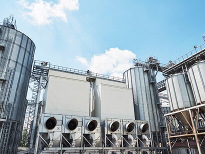 Fábrica de celulose. promover mudanças para o clima é um assunto tão urgente que ela precisa ir além da redução e buscar soluções para capturar o carbono