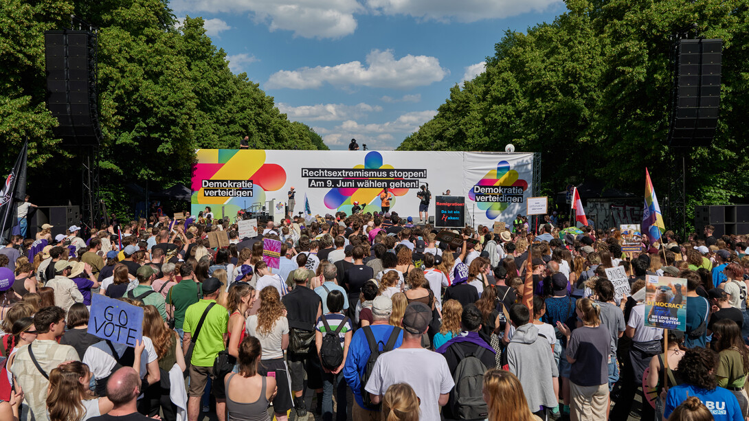 Stage à la manifestation contre l'extrémisme de droite - défendre la démocratie la veille des élections du Parlement européen sur la Straße des 17 Juni à Berlin. Photo par Leonhard Lenz