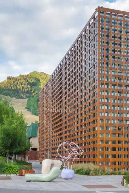 Nairy Baghramian, Sitzengebliebene (sastay downers), exhibition view. Courtesy of the Aspen Art Museum