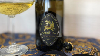 L'etichetta del Franciacorta Coronea DOCG nasce da un lungo percorso di riflessione identitaria, nel quale grafica, filosofia aziendale e simbolismo si fondono in un unico progetto