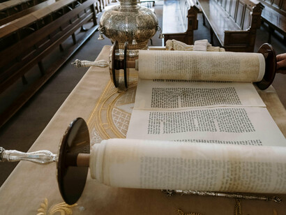 Le Livre d'Enoch, bien qu'exclu du canon biblique standard, a influencé le judaïsme et le christianisme