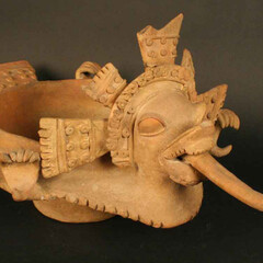 Plato con pedestal: representación draconiana
Materiales: Cerámica
Desarrollos Regionales 500 a.C.- 500 d.C.
Medidas: 253 mm de alto